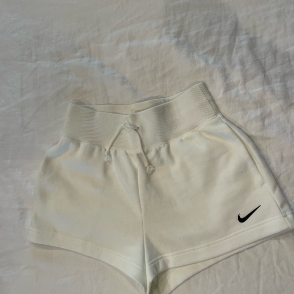 New Nike fleece shorts - Picture 2 of 4
